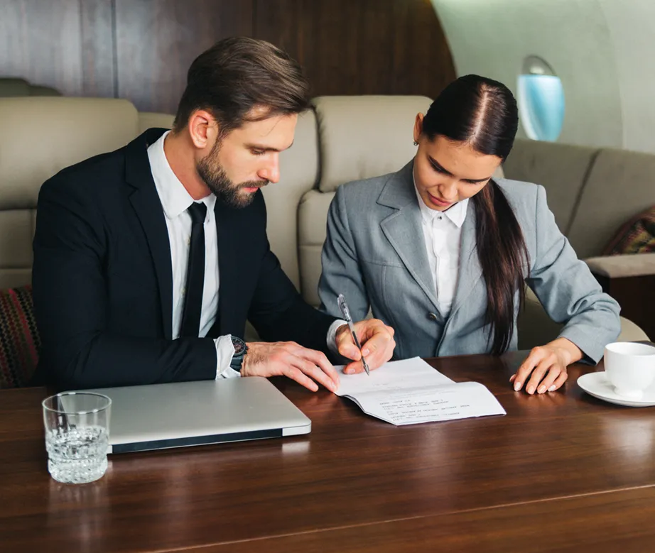 La parte posteriore di un jet privato in una pista di decollo